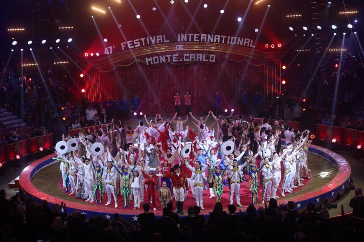 L'ensemble des artistes saluant le public à la fin du spectacle